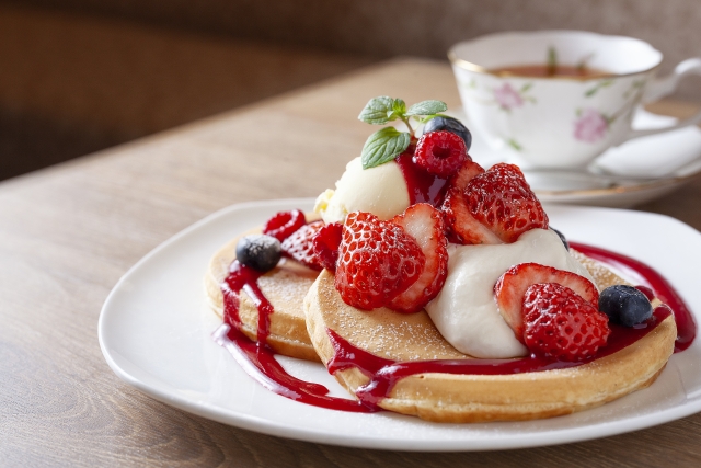 いちごとブルーベリーが乗ったパンケーキ